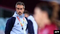 Jorge Vilda regarde la séance d'entraînement au Stadium Australia à Sydney le 19 août 2023.