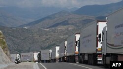 Грузовики с гуманитарной помощью на подъезде к Лачинскому коридору по пути в Нагорный Карабах, 30 августа 2023 года