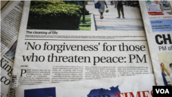 ចំណងជើងរបស់សារព័ត៌មានក្នុងស្រុកផ្សាយជាភាសា​អង់គ្លេស បង្ហាញពី​ជំហរ​របស់​នាយករដ្ឋមន្ត្រី​កម្ពុជាក្នុងការ​ការពារសន្តិភាព កាលពីថ្ងៃទី ៨ ខែមីនា ឆ្នាំ ២០២៣។ (ទែន សុខស្រីនិត/វីអូអេ)