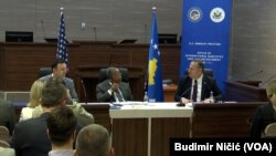 Tod Robinson sa predstavnicima Sudskog saveta i Kazneno popravne službe Kosova (VOA/Budimir Ničić)