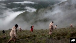 이란 구조대가 20일 에브라힘 라이시 대통령 일행을 태우고 추락한 헬기를 찾고 있다. (자료사진)