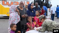 Les ambassades fermées, de nombreux Soudanais n'ayant pas de passeport à jour n'ont pas d'autre choix que de rester dans leur pays en guerre.