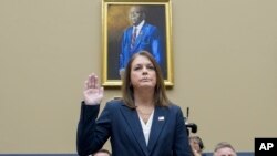 Direktris Sèvis Sekrè a, Kimberly Cheatle prete sèman devan yon Komisyon Chanm Depite Etazini pou diskite sou tantativ asasina kont Donald Trump la, 22 Jiyè, 2024.