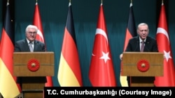 Almanya Cumhurbaşkanı Steinmeier'in yarın Ankara'da Cumhurbaşkanı Erdoğan ile görüşeceği öğrenildi.