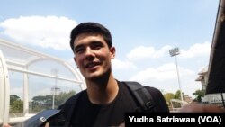 Pemain diaspora timnas U23 Indonesia, Elkan Baggot, saat ditemui di sela-sela latihan jelang laga Piala AFC grup K di Solo, Kamis (7/9). (Foto: VOA/Yudha Satriawan)