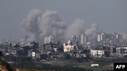24일 가자지구에서 이스라엘의 공습으로 연기가 솟구치고 있다.
