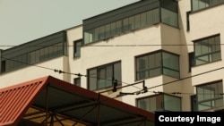 Po nalogu Karišika arhitekta je projektovao interijer dva susjedna stana na zadnjem spratu petospratne zgrade (Foto: Dženat Dreković / CIN)