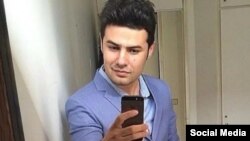 امیرحسین کوهکن، پیشتر وکالت پرونده ماشالله کرمی، پدر دادخواه محمدمهدی کرمی، را برعهده داشت.