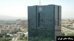 یکی از راهکارهای بانک مرکزی برای مقابله با افزایش قیمت، تزریق طلا و ارز به بازار بود.