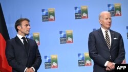 រូបឯកសារ៖ ប្រធានាធិបតី​សហរដ្ឋអាមេរិក​លោក Joe Biden និង​ប្រធានាធិបតី​បារាំង​លោក Emmanuel Macron ចូលរួម​កិច្ចប្រជុំកំពូល​របស់​អង្គការ​អូតង់ នៅ​រដ្ឋធានី Vilnius ប្រទេស​លីទុយអានី កាលពីថ្ងៃទី១២ ខែកក្កដា ឆ្នាំ២០២៣។ 