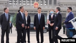 รมว.ต่างประเทศสหรัฐฯ แอนโทนี บลิงเคน เมื่อเดินทางถึงกรุงปักกิ่งและได้รับการต้อนรับจาก หยาง เต๋า ผอ.กรมกิจการอเมริกาเหนือและโอเชียเนีย กระทรวงการต่างประเทศจีน เมื่อ 25 เม.ย. 2567