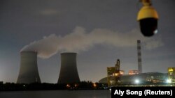 Kamera pengawas terlihat di dekat pembangkit listrik tenaga batu bara di Shanghai, China, 14 Oktober 2021. (Foto: REUTERS/Aly Song)