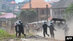 Des centaines de jeunes ont barricadé la route menant des périphéries de Conakry au centre de la capitale, ils exigent la réouverture des stations services. (photo d'archives)