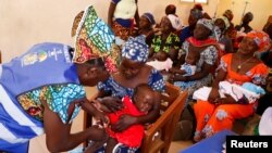 Wata mai Jinya ta na baiwa yara allurar rigakafin cutar cizon sauro a Datcheka, Cameroon Janairu 22, 2024. (REUTERS/Desire Danga Essigue)