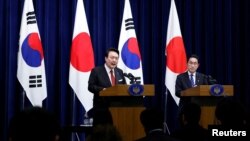 윤석열 한국 대통령과 기시다 후미오 일본 총리가 16일 도쿄에서 회담에 이어 공동 기자회견을 하고 있다.