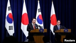 윤석열 한국 대통령과 기시다 후미오 일본 총리가 16일 도쿄에서 회담에 이어 공동 기자회견을 하고 있다.