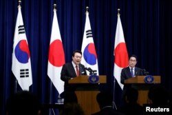 윤석열 한국 대통령과 기시다 후미오 일본 총리가 16일 도쿄에서 회담에 이어 공동 기자회견을 하고 있다.