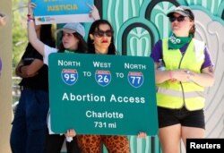 Para pendukung hak-hak aborsi berkumpul untuk meluncurkan kampanye 'Yes On 4' mereka dengan melakukan unjuk rasa dan demonstrasi menentang larangan aborsi selama enam minggu di Orlando , Florida, AS 13 April 2024. (REUTERS/Octavio Jones)