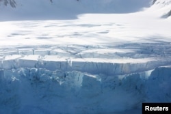 A glacier in Half Moon Bay, Antarctica, February 18, 2018. (Reuters/Alexandre Meneghini)