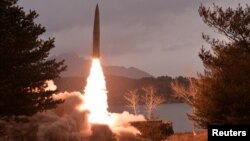 14일 구분대 교육을 위한 미사일 시범사격 훈련을 진행했다며 조선중앙통신이 15일 공개한 장면. 아래 차륜형 이동식발사차량(TEL·텔)이 보인다.