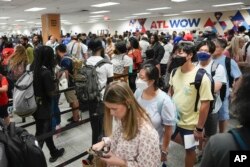 FILE - Wisatawan antre di Bandara Internasional Hartsfield-Jackson Atlanta, 28 Juni 2024. (AP/Pablo Martinez Monsivais)