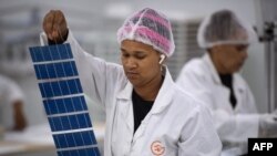Mfanyakazi katika kiwanda cha kutengeneza paneli za miale ya jua huko Cape town. Picha na RODGER BOSCH / AFP. 