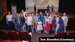 ທ້າວຕ້ອມ ແລະບັນດາຍາດພີ່ນ້ອງ ໃນມື້ຈົບຫຼັກສູດວິຊາຕໍາຫຼວດຂອງລາວ, ເມືອງຣິຈມອນ, ລັດເວີຈິເນຍ.