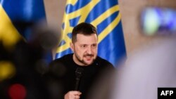 Reaksi Presiden Ukraina Volodymyr Zelensky saat sesi tanya jawab dengan perwakilan media internasional di Museum Sejarah Nasional Latvia pada 11 Januari 2024 di Riga, Latvia. (Foto: Gints Ivuskans/AFP)