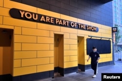 一名男子走过北京的脱口秀笑果公司已经关闭的表演场地外面。（2023年5月19日）