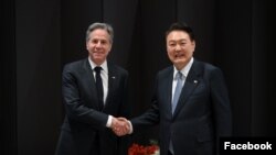 토니 블링컨(왼쪽) 미 국무장관과 윤석열 한국 대통령이 18일 서울 중구 신라호텔 영빈관에서 회동하고 있다. (한국 대통령실 페이스북)