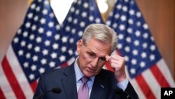 Քևին Մաքքարթին լրագրողների հետ խոսում է պաշտոնանկ արվելուց ժամեր անց