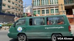 អាជ្ញាធរ​ដឹក​កញ្ញា ​ឈឹម ស៊ីថរ ​អតីត​មេដឹកនាំ​សហជីពនៅក្រុមហ៊ុន​ណាហ្គា​វើលដ៍ ចេញ​ពី​តុលាការ​ ​ក្រោយ​បញ្ចប់​សវនាការ​នៅ​សាលា​ដំបូង​រាជ​ធានី​ភ្នំពេញ ​កាលពី​ថ្ងៃទី​១៤ ខែ​មីនា ឆ្នាំ​២០២៣។ (លាស់ លីបលីប/វីអូអេ)