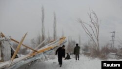  타지키스탄 산악 지역인 고르노-바다흐샨 자치구 주민들이 지난 15일 눈사태로 무너진 건물을 살피고 있다. (자료사진)