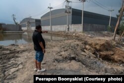 สุรศักดิ์ เอี่ยมสากล หนึ่งในผู้ได้รับผลกระทบมลพิษขยะจากโรงงานรีไซเคิล ที่ ต.คลองกิ่ว อ. บ้านบึง จ. ชลบุรี ชี้ไปยังจุดต้นตอการรั่วไหลของน้ำเสียปนเปื้อนมลพิษ ที่ล้นจากบ่อกักเก็บน้ำเสียของโรงงานออกสู่สิ่งแวดล้อม เมื่อวันที่ 1 กุมภาพันธ์ 2567