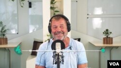 รูด ฟาน นูร์เดน ชายที่ถูกผ่าตัดนำเอากล่องเสียงออกทั้งหมด ทดลองใช้ Whispp และแสดงอาการดีใจที่ได้ยินเสียงตนอีกครั้ง