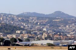 FILE - Pesawat maskapai nasional Lebanon, Middle East Airlines (MEA), bersiap lepas landas dari bandara Internasional Beirut, 5 Agustus 2024.