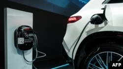 ILUSTRASI - Produsen mobil Jerman Mercedez-Benz menampilkan sistem pengisian daya pada kendaraan listrik "EQS 450 SUV" pada Gaikindo Indonesia International Auto Show (GIIAS) ke-30 di Indonesia Convention Exhibition (ICE) di Tangerang, 10 Agustus 2023. (Yasuyoshi CHIBA / AFP)