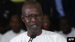 Le Premier ministre sénégalais, Mahammed Buon Abdallah Dionne, annonçant la réélection du président Macky Sal, le 25 février 2019 à Dakar. (Photo SEYLLOU / AFP)