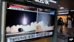 Layar TV di Stasiun Kereta Api Seoul di Seoul, Korea Selatan, menampilkan program berita yang menayangkan gambar peluncuran rudal Korea Utara, Kamis, 31 Agustus 2023. (AP/Ahn Young-joon)