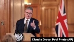 Perdana Menteri Inggris Keir Starmer menyampaikan pidato, setelah rapat kabinet pertamanya sebagai perdana menteri, di London, 6 Juli 2024. (Foto: via AP)