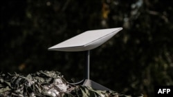 อุปกรณ์อินเทอร์เน็ตดาวเทียมสตาร์ลิงค์ (แฟ้มภาพ/AFP)