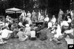Arhiva: Predsednik Frenklin Ruzvelt i njegova supruga Elenor, tokom piknika povodom Dana rada u njihovoj rezidenciji u Hajd Parku u Njujorku, 3. septembra 1934. godine.