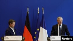 资料照片：2022年2月7日，法国经济和财政部长布鲁诺·勒梅尔和德国经济与气候部长罗伯特·哈贝克出席在法国巴黎的联合新闻发布会。（路透社照片）
