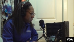 Tia Mičel, dopisnica Atlanta džurnal konstitjušn snima radio emisiju 6. marta 2024. iz svog ormana, gde kaže da je kvalitet zvuka bolji. (Cristina Caicedo-Smit/VOA)