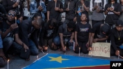 Des personnes se rassemblent lors d'une veillée organisée par les mouvements citoyens en mémoire des victimes de l'attaque au camp de déplacés de Bulengo, au stade de l'ISC (institut supérieur de commerce) à Goma le 6 mai 2024. 
