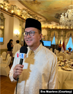 Duta Besar RI Untuk Amerika Rosan Roeslani pada Kamis (13/4) malam menghadirkan buka puasa ala Indonesia yang merangkul tiga agama Ibrahim. (Foto: VOA/Eva Mazrieva)