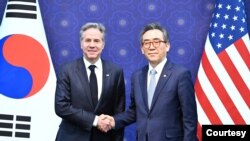 토니 블링컨(왼쪽) 미 국무부 장관과 조태열 한국 외교부 장관이 18일 서울 종로구 외교부 청사에서 회동하고 있다. (한국 외교부 제공)