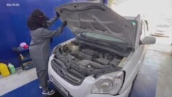 Une Soudanaise fuyant la guerre brise les tabous en travaillant dans un atelier de réparation automobile en Libye