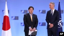 资料照：日本外相林芳正与北约秘书长斯托尔滕贝格在布鲁塞尔举行的北约外长会议期间出席记者会。（2023年4月4日）