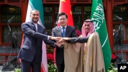 Eron Tashqi ishlar vaziri Husayn Amirabdullohian (chapda) Saudiya Arabistoni Tashqi ishlar vaziri shahzoda Faysal bin Farhan Al Saud hamda Xitoy Tashqi ishlar vaziri Sin Gan bilan, Pekin, Xitoy, 2023-yil, 6-aprel.